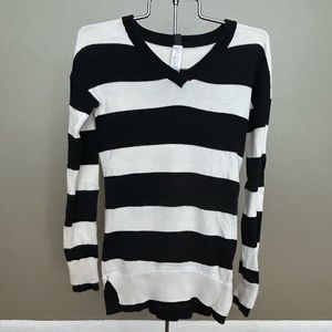 Ivivva size 10 long sleeve sweater with thumb holes.